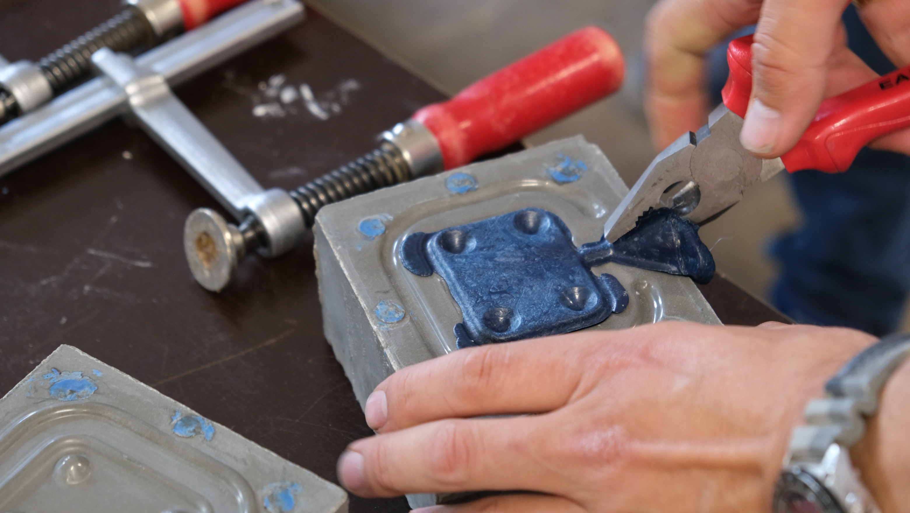Ein Bild mit Legende von: Connector in UHPC Mould