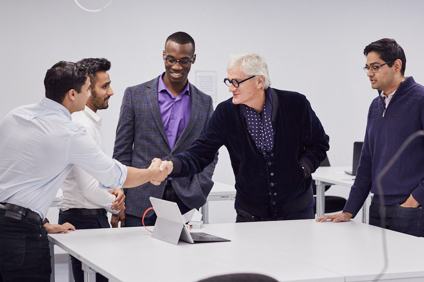 James Dyson en het sKan-team tijdens het bespreken van hun uitvinding. De sKan is een niet-invasief en goedkoop apparaat om melanomen te detecteren.